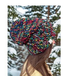 Szydełkowana czapka ciemna z tęczowym wzorem